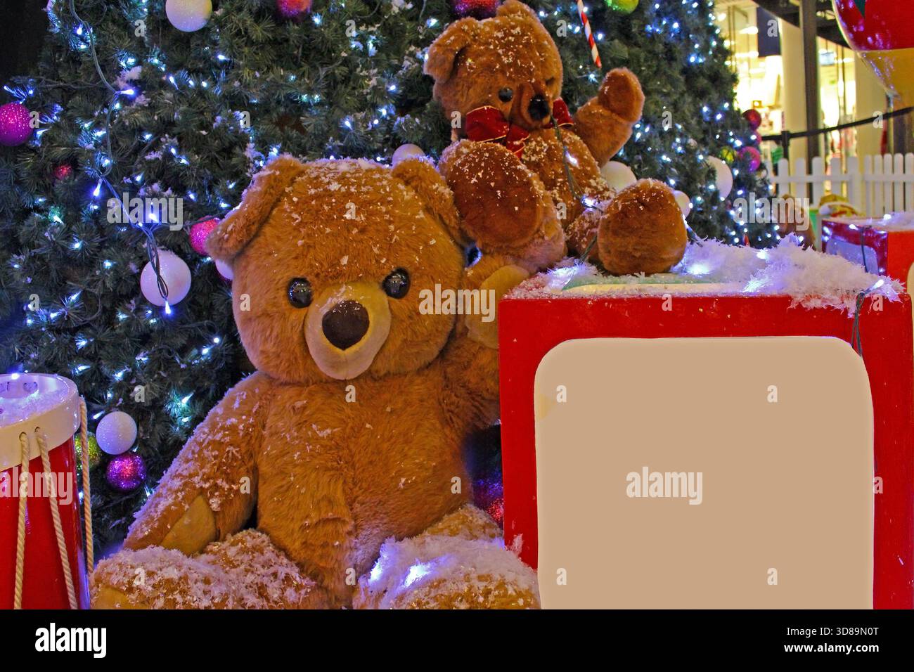 Spielzeug Teddybären-Puppen unter dem glänzenden Weihnachtsbaum während der Festtage Stockfoto