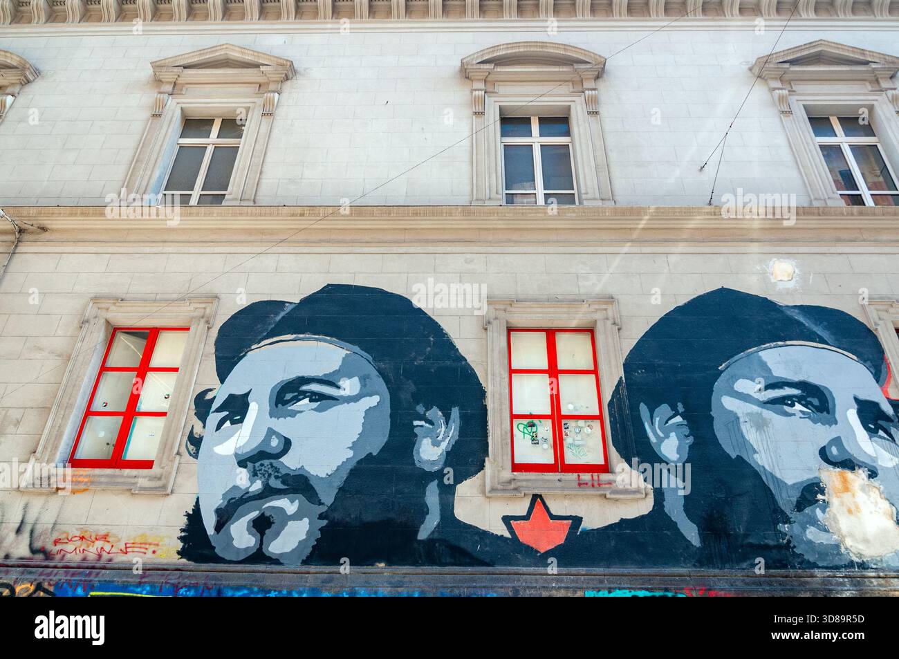 Ein Wandgemälde an der Fassade der Universität Neapel in der Via Mezzocannone, das ein Porträt von Fidel Castro darstellt. Stockfoto