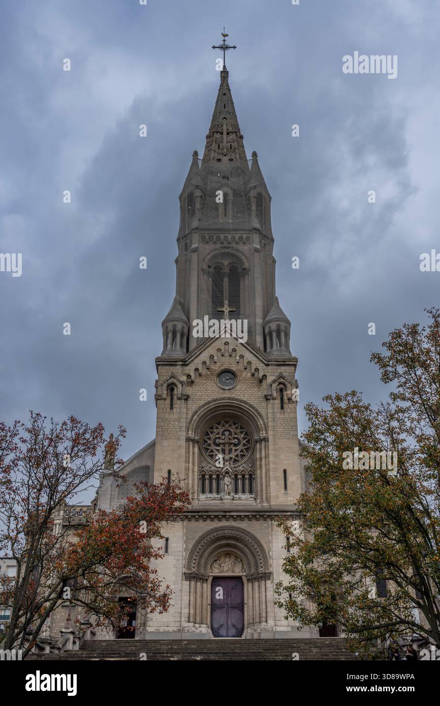 Paris, Frankreich - 11 08 2025: Blick auf Fassade und Treppe der katholischen Kirche unserer Lieben Frau vom Kreuz von Ménilmontant Stockfoto