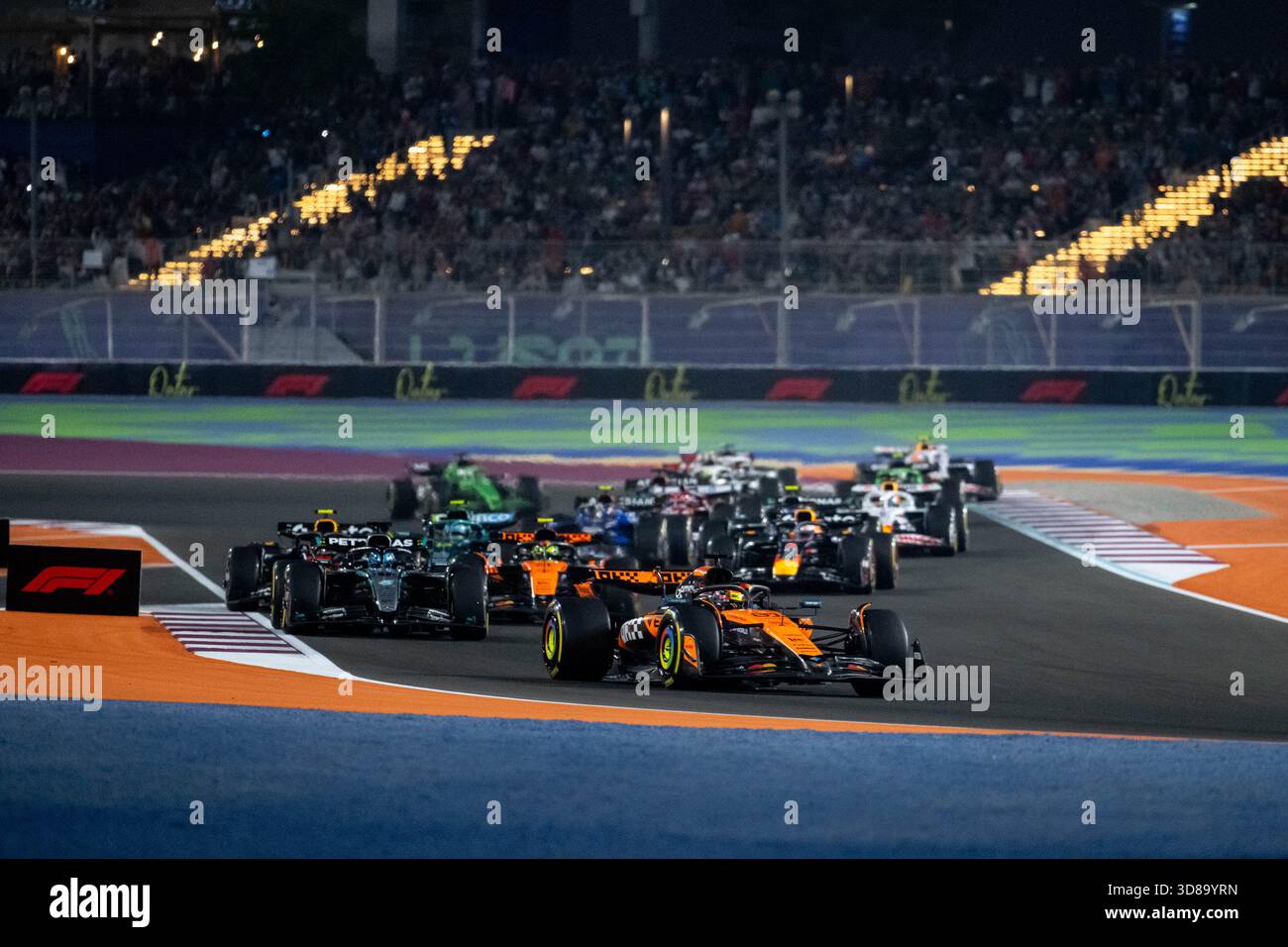 Oscar Piastri (McLaren Formel-1-Team, Australien, #81) beim Start / Rennstart vor George Russell (Mercedes-AMG Petronas F1 Team, Großbritannien, #63), Lando Norris (McLaren Formel-1-Team, Großbritannien, #04), Max Verstappen (Oracle Red Bull Ra Stockfoto