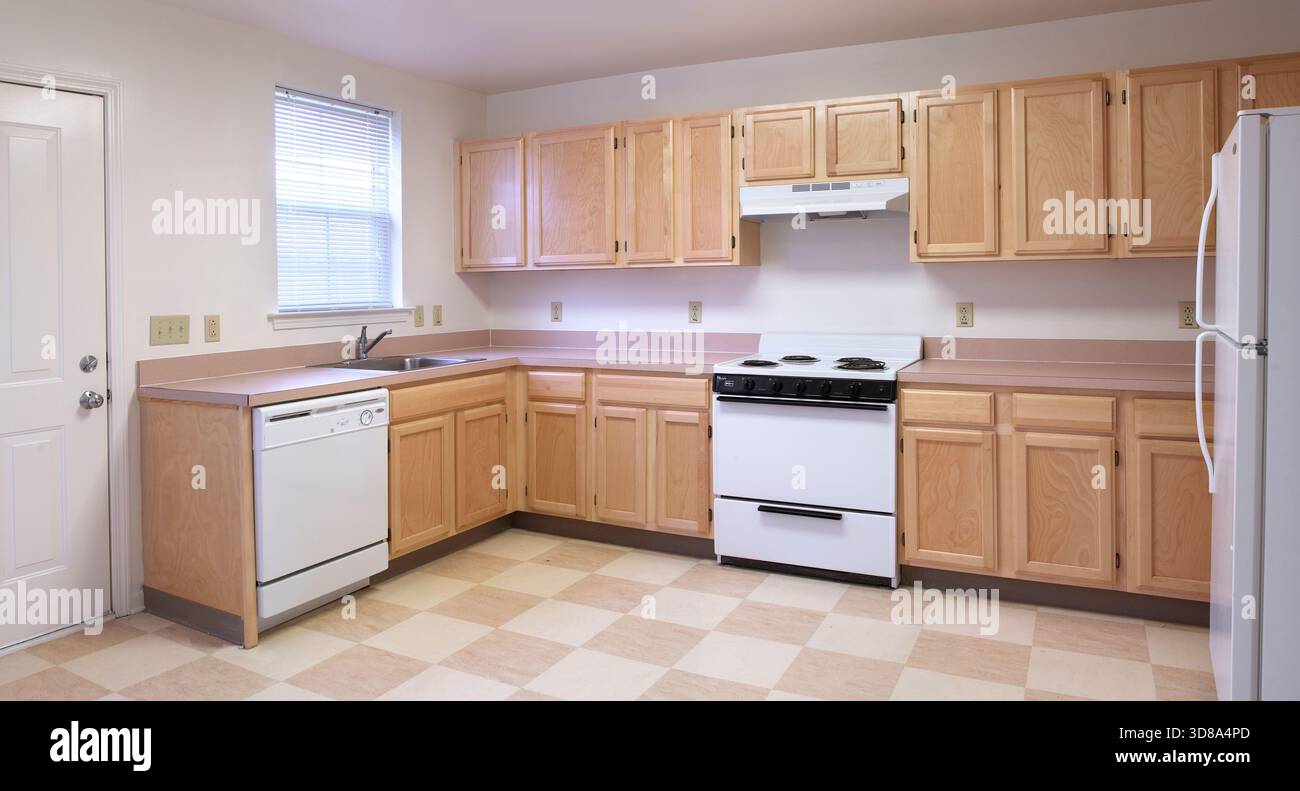 Einfache, gewöhnliche amerikanische Vorstadtküche in Wohnheim, USA Stockfoto