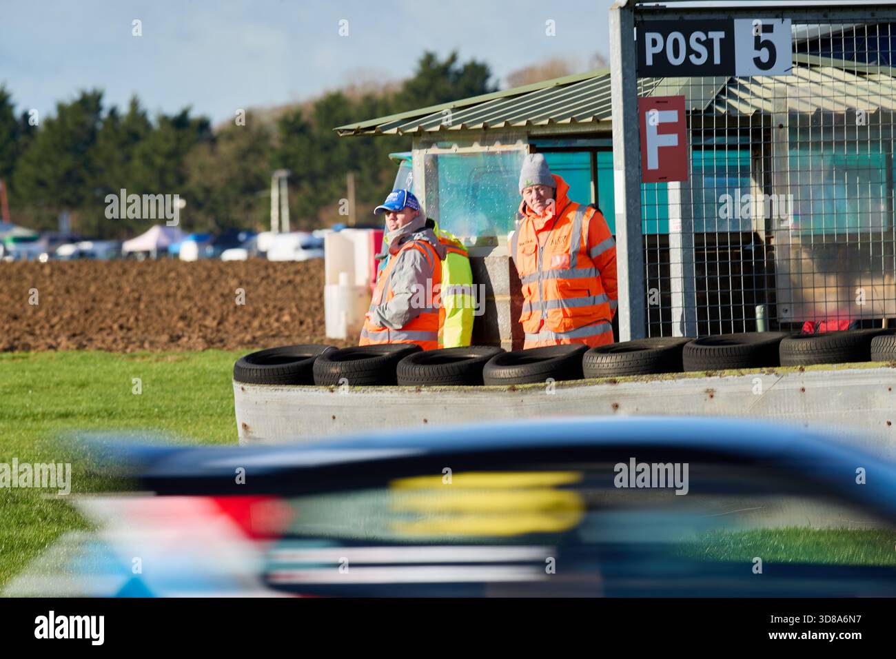 Castle Combe Race Circuit, England, 29. November 2025, Marshals beobachten Autos bei der DAE Castle Combe Stage Rally. Quelle: Craig Allan-McWilliams/Alamy Live News Stockfoto