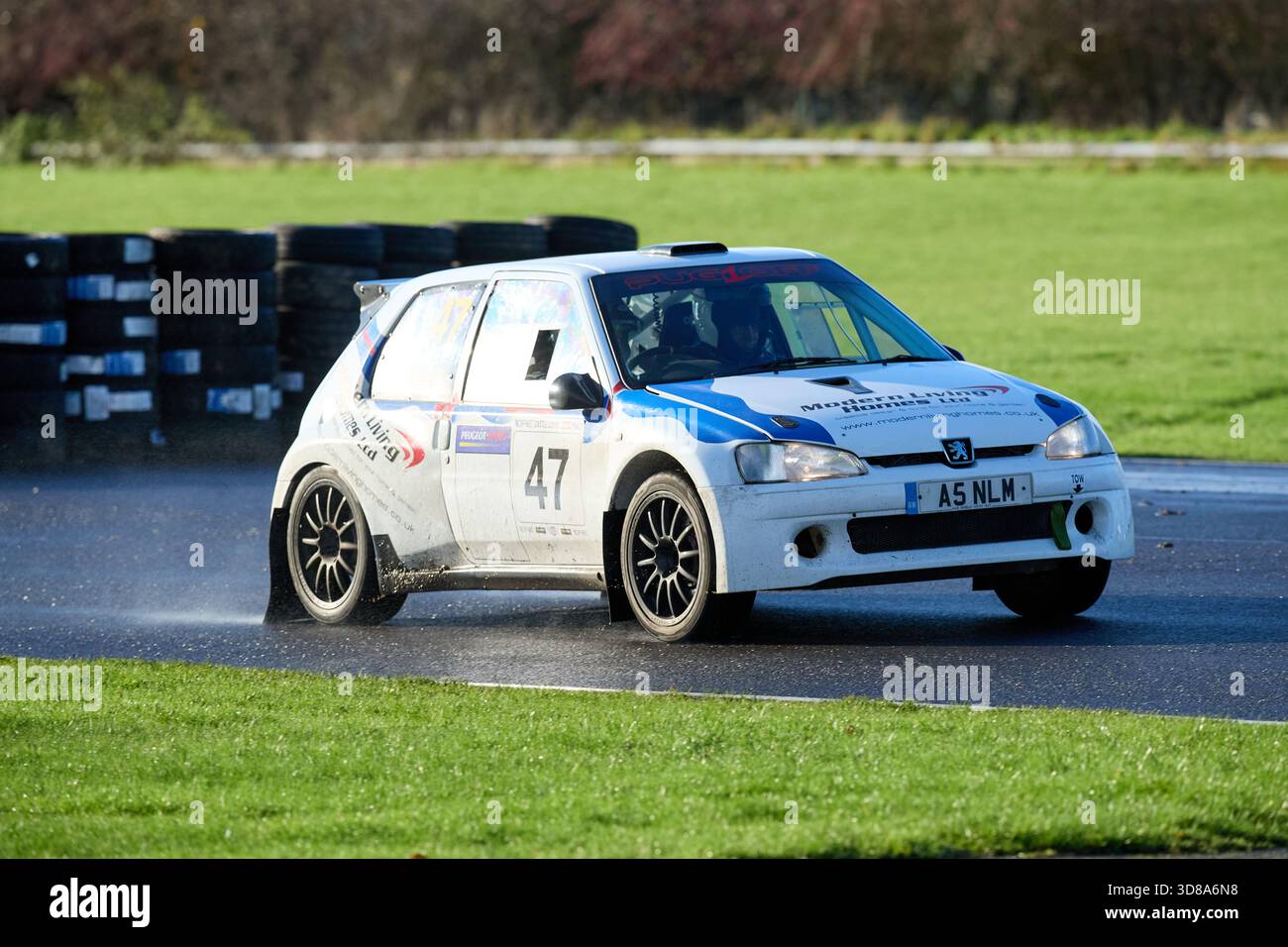 Castle Combe Race Circuit, England, 29. November 2025, David Thronhill und Kevin Barnes Rennen in einem Peugeot 106 bei der DAE Castle Combe Stage Rally. Quelle: Craig Allan-McWilliams/Alamy Live News Stockfoto