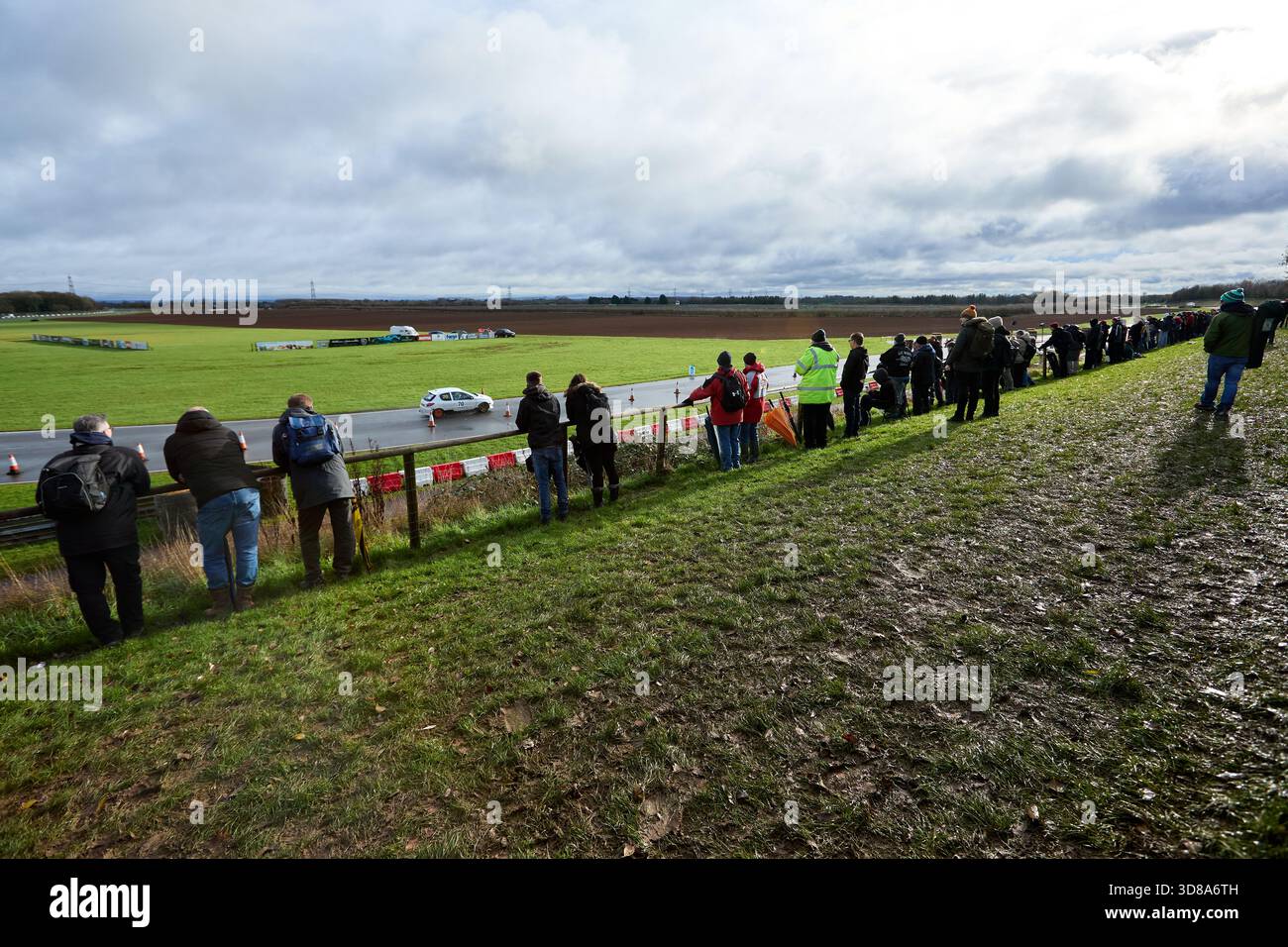 Castle Combe Race Circuit, England, 29. November 2025, die Menschenmassen trotzen Regen und Schlamm, um die DAE Castle Combe Stage Rally zu beobachten. Quelle: Craig Allan-McWilliams/Alamy Live News Stockfoto
