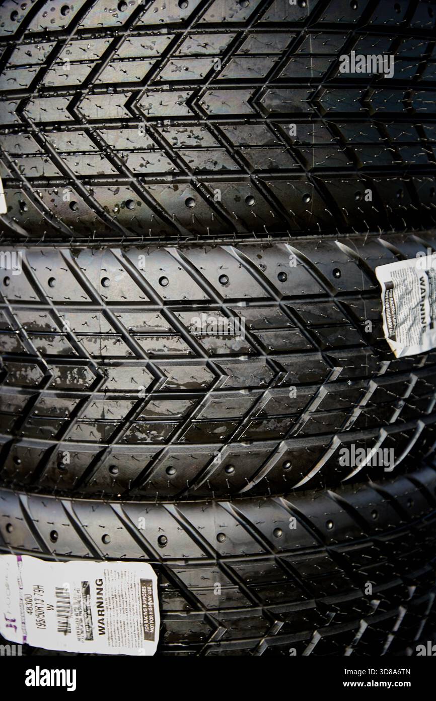 Castle Combe Race Circuit, England, 29. November 2025, Reifenstapel im Padock bei der DAE Castle Combe Stage Rally. Quelle: Craig Allan-McWilliams/Alamy Live News Stockfoto