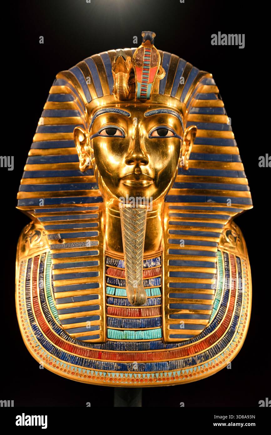 Goldene Maske von Tutanchamun mit bunten Intarsien und symbolischen Elementen. Das Bild zeigt die ikonische Handwerkskunst der alten ägyptischen phara Stockfoto