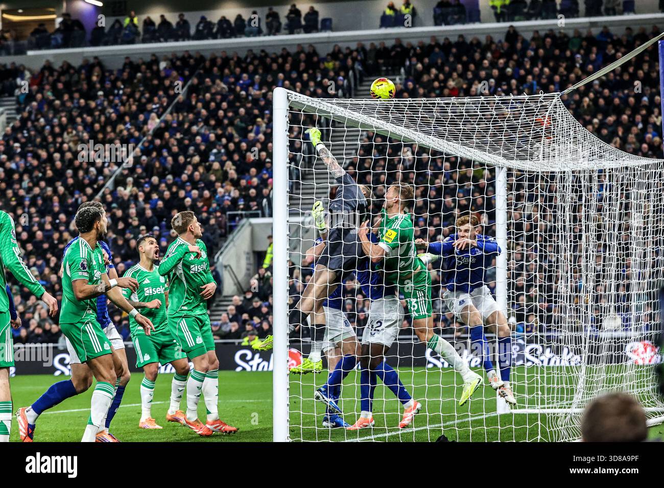 Everton Torhüter Jordan Pickford schlägt den Ball beim Premier League Spiel Everton gegen Newcastle United im Hill Dickinson Stadium, Liverpool, Vereinigtes Königreich, 29. November 2025 (Foto: Alfie Cosgrove/News Images) *** GER AUT SUI OUT *** Stockfoto