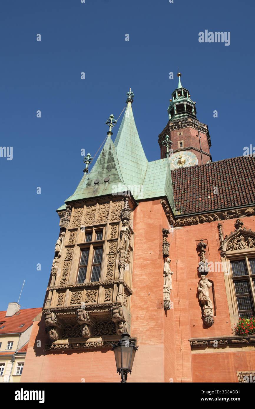 Architektonische Details des Balkons mit Korbdach an der Vorderfassade des Alten Rathauses, des Alten Marktplatzes, Breslau, Schlesien, Polen. Stockfoto