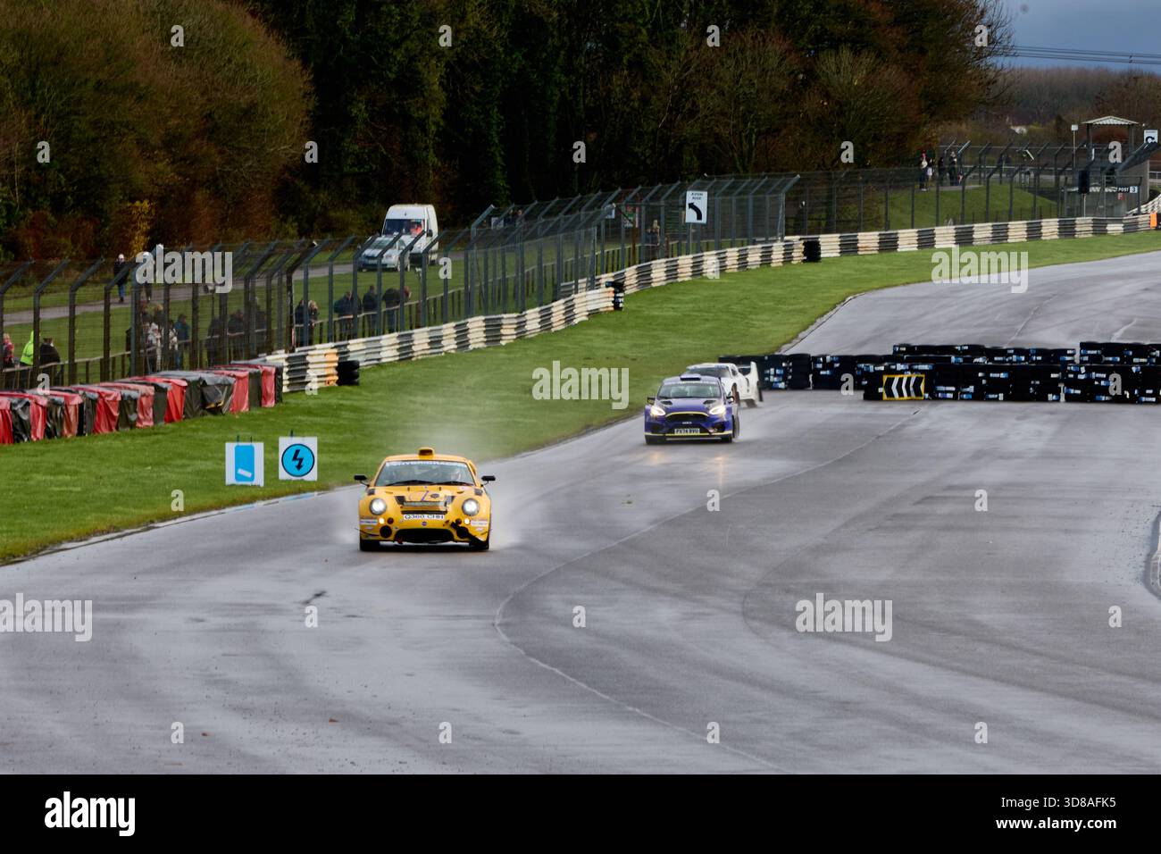 Rennwagen auf dem Castle Combe Race Circuit, England, 29. November 2026 Motorsport. Stockfoto
