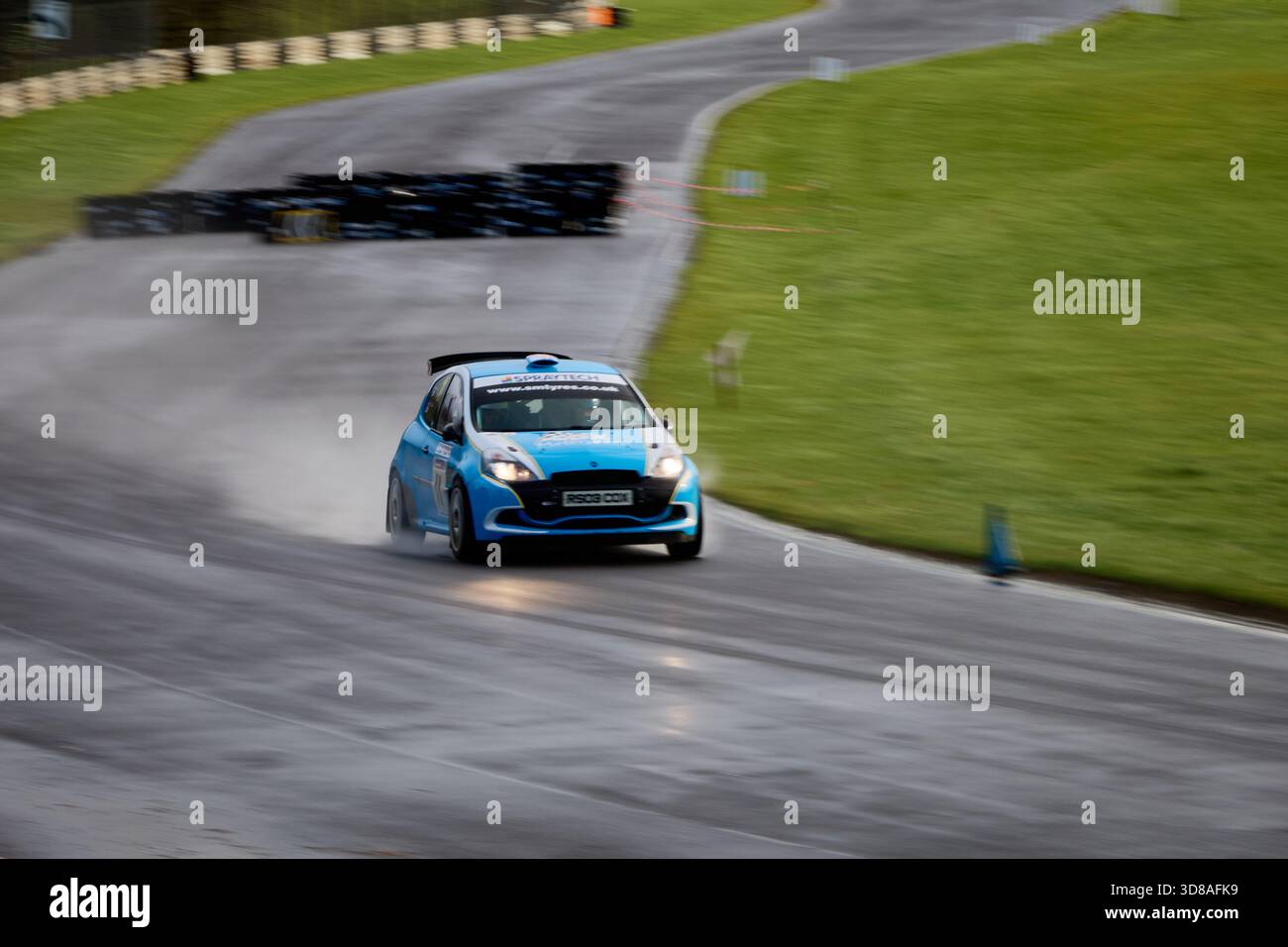 Castle Combe Race Circuit, England, 29. November 2025, Sam Cox und Jack Cox Rennen für Stoke Mandeville Autocenter, Franklins Kitchen, Spraytech Aylesbury i Stockfoto