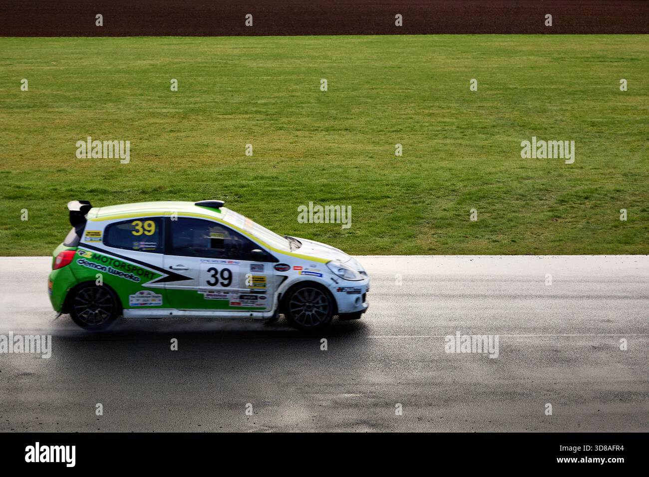 Castle Combe Race Circuit, England, 29. November 2025, Scott Stutchbury und Darren Stutchbury Rennen für KAS Automotive R1 Motorsport Demon Tweeks in a Rena Stockfoto