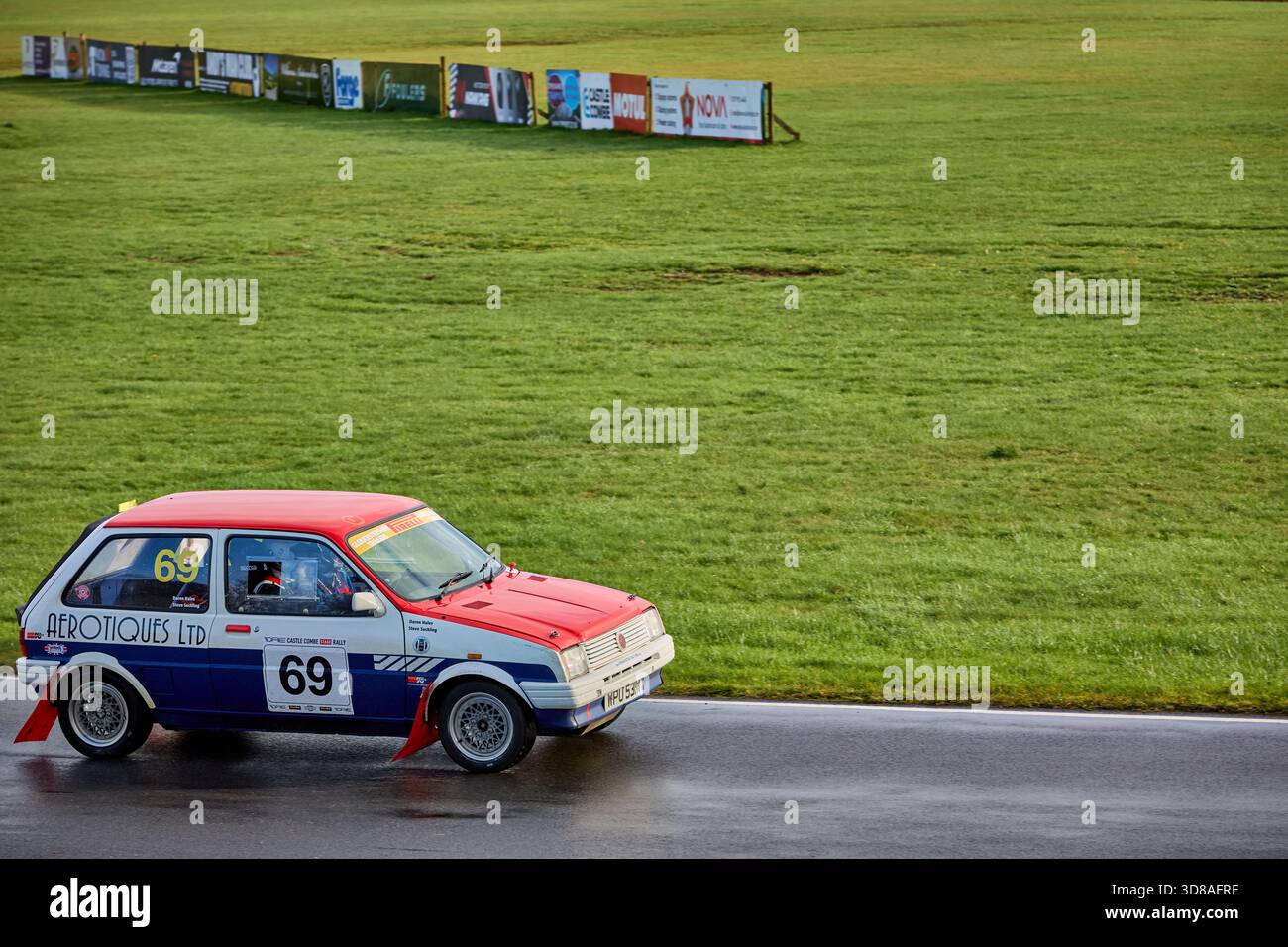 Castle Combe Race Circuit, England, 29. November 2025, Daren Hales und Steve Suckling Rennen für Aerotiques LTD-Gloucestershire Trailers in einer Austin Metro A Stockfoto