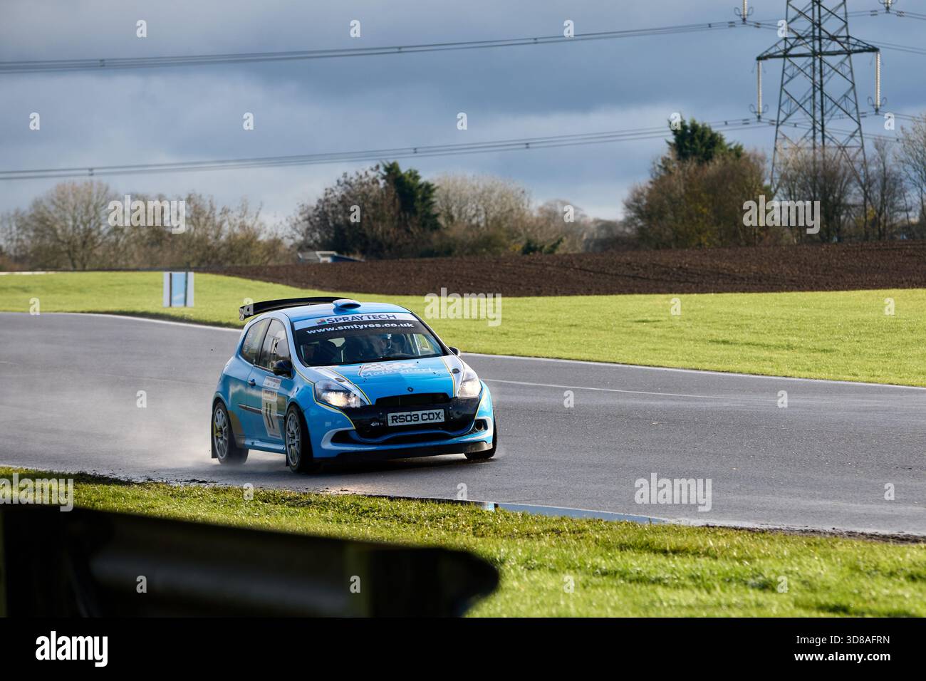Castle Combe Race Circuit, England, 29. November 2025, Sam Cox und Jack Cox Rennen für Stoke Mandeville Autocenter, Franklins Kitchen, Spraytech Aylesbury i Stockfoto