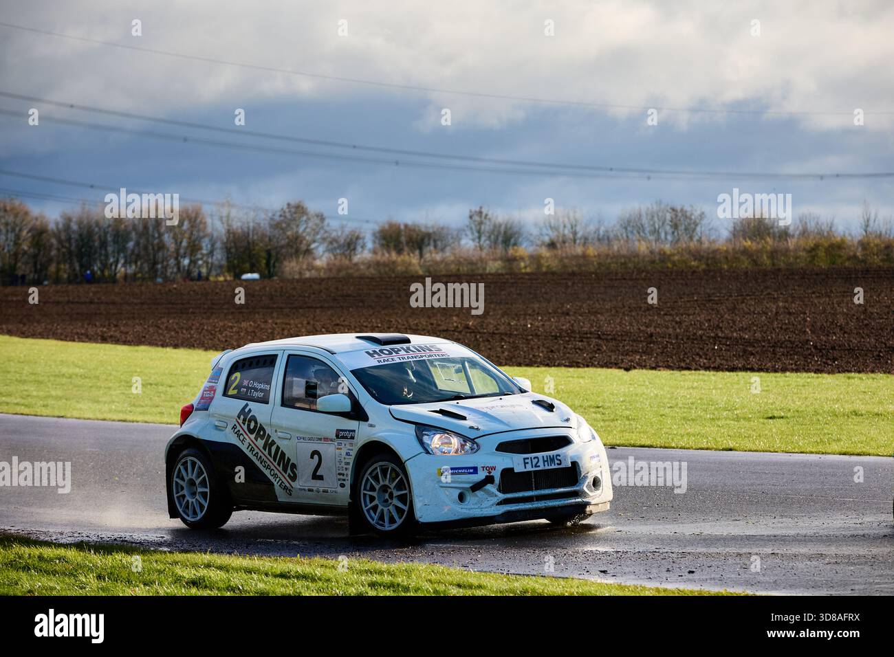 Castle Combe Race Circuit, England, 29. November 2025, Oliver Hopkins und Ian Taylor Rennen für HOPKINS RACE TRANSPORTERS / ABX Roofing Supplies in A Mitsub Stockfoto