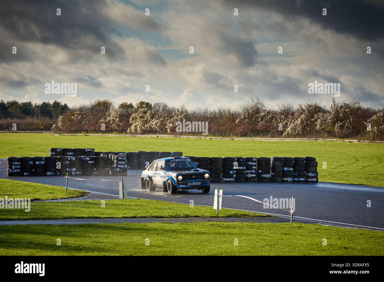 Castle Combe Race Circuit, England, 29. November 2025, Spencer Price und Chris Hands Rennen für TPS Gates & Doors in einem Ford Escort Mk2 auf der DAE Castle com Stockfoto
