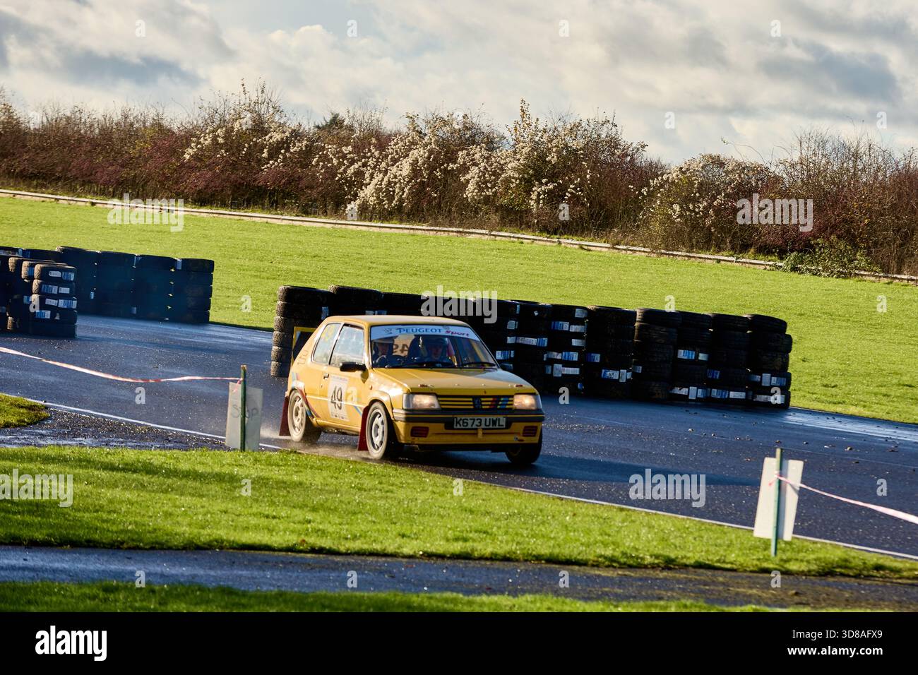Castle Combe Race Circuit, England, 29. November 2025, Kevin Belcher und Kieran Belcher Rennen in einer Peugeot 205 Rallye bei der DAE Castle Combe Stage Rallye. Stockfoto