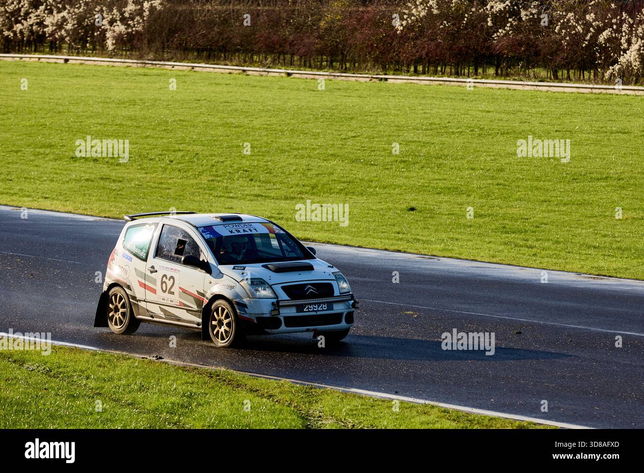 Castle Combe Race Circuit, England, 29. November 2025, Jono Robilliard und Gregory Robert Rennen für Four Seasons Gardening in einem Citroen C2 im DAE Castl Stockfoto