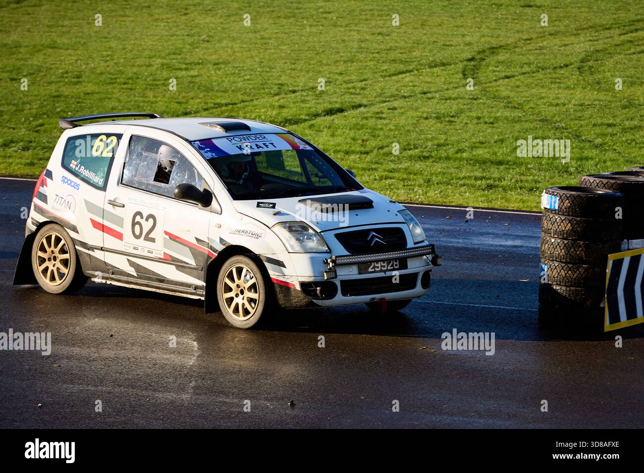 Castle Combe Race Circuit, England, 29. November 2025, Jono Robilliard und Gregory Robert Rennen für Four Seasons Gardening in einem Citroen C2 im DAE Castl Stockfoto