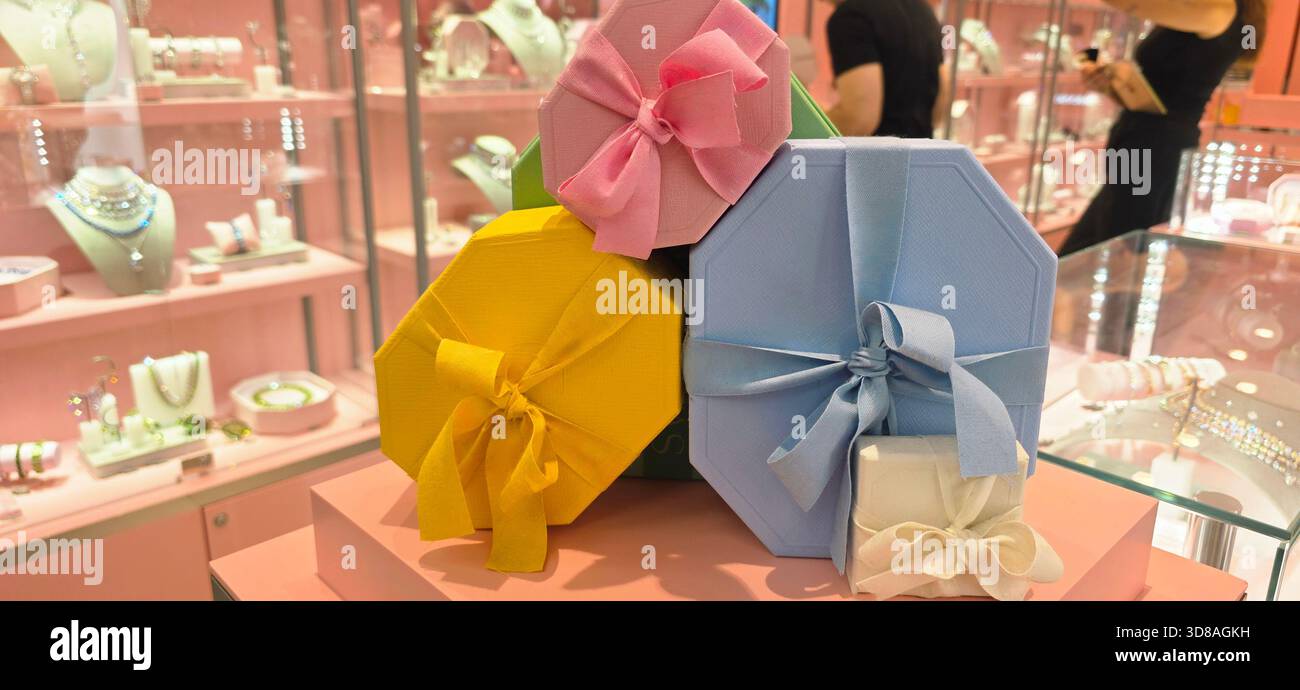 Berlin, Deutschland - 17. September 2025: . Farbenfrohe Geschenkboxen mit Bändern sind wunderschön im Juweliergeschäft angeordnet - Smartphone-aufgenommenes Stockfoto