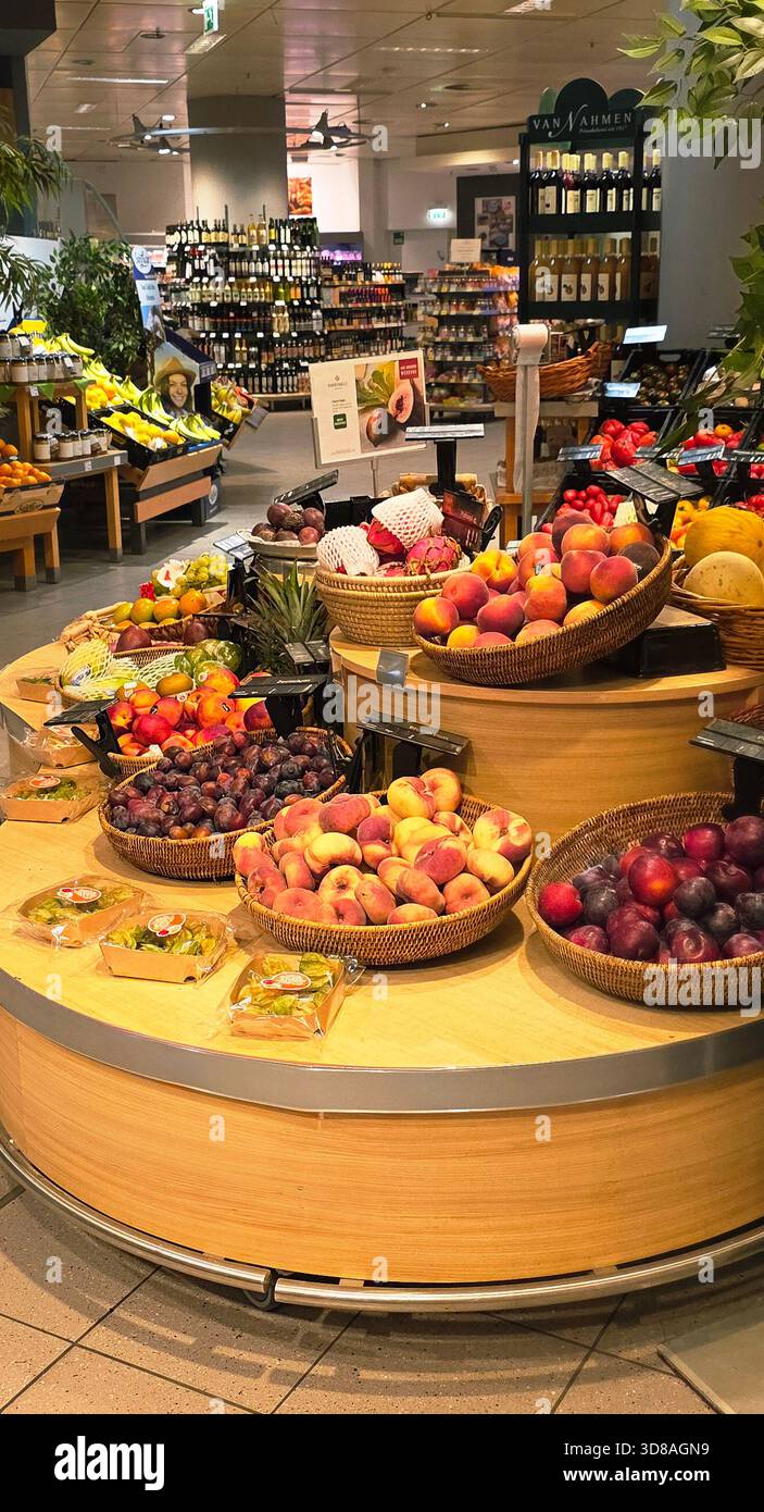 Berlin, Deutschland - 19. September 2025: Frisches Obst im Lebensmittelgeschäft mit leuchtenden Farben und natürlichen Texturen. - Smartphone-aufgenommenes Stockfoto