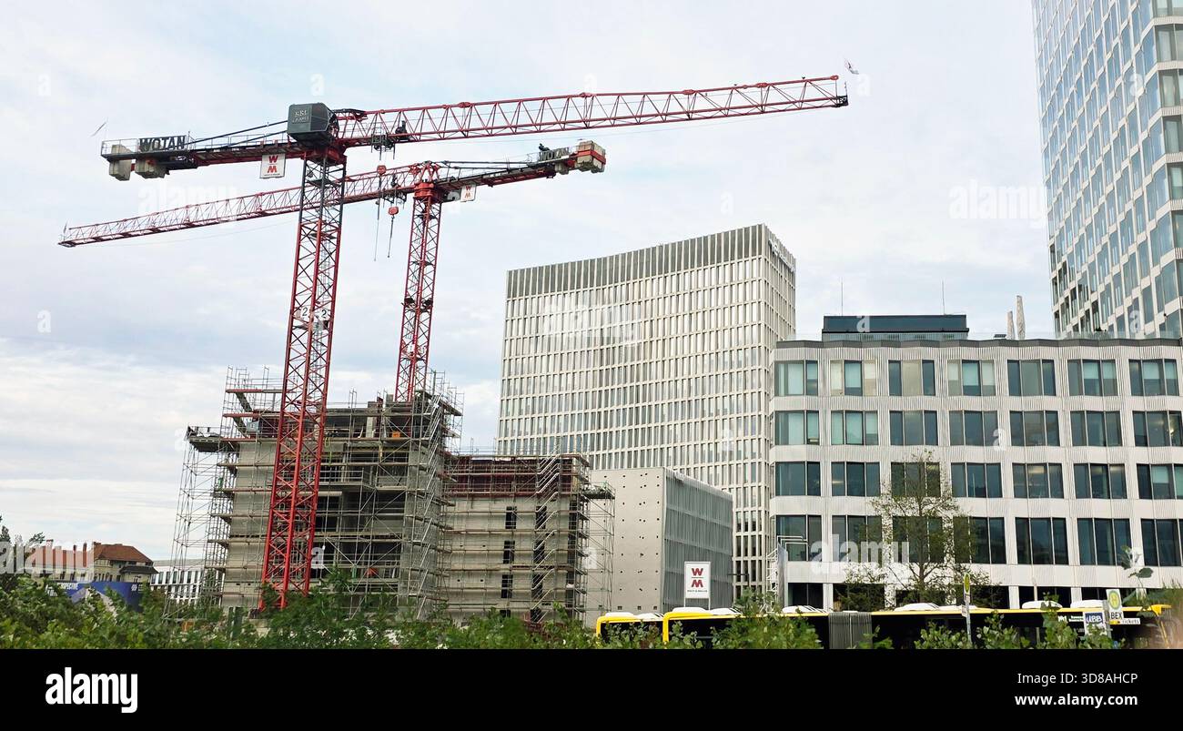 Berlin, Deutschland - 25. September 2025: Baustelle mit Kränen und modernen Gebäuden in einem lebhaften städtischen Umfeld. - Smartphone-aufgenommenes Stockfoto