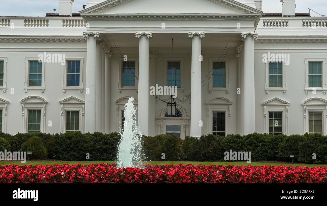 Washington D.C., USA, 26. Mai 2025. Ein detaillierter Blick auf die ikonischen neoklassizistischen Säulen, Fenster und den zentralen Brunnen des Weißen Hauses aus der Sicht des Stockfoto