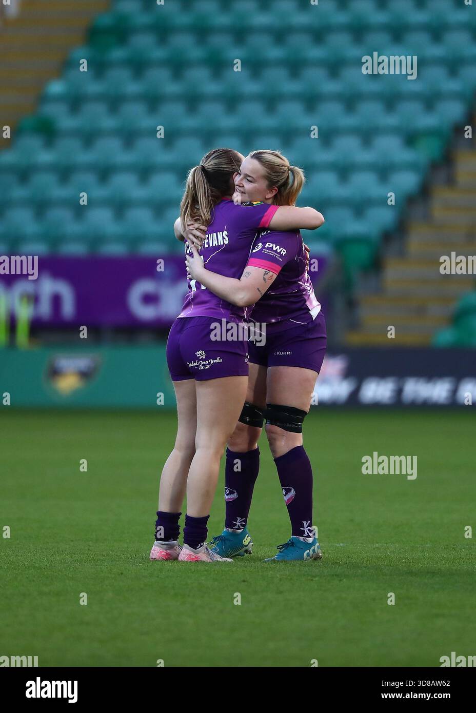 NORTHAMPTON, Vereinigtes Königreich, 29. November 2025, Loughborough Lightning, Captain, Daisy Hibbert-Jones (r) gratuliert Bo Westcombe-Evans (l) von Loughborough Lightning, die ihr 50. Länderspiel für das Team vor dem Premiership Women's Rugby Match zwischen Loughborough Lightning und Leicester Tigers Women im Cinch Stadium in Franklins Gardens, Northampton feiert Stockfoto