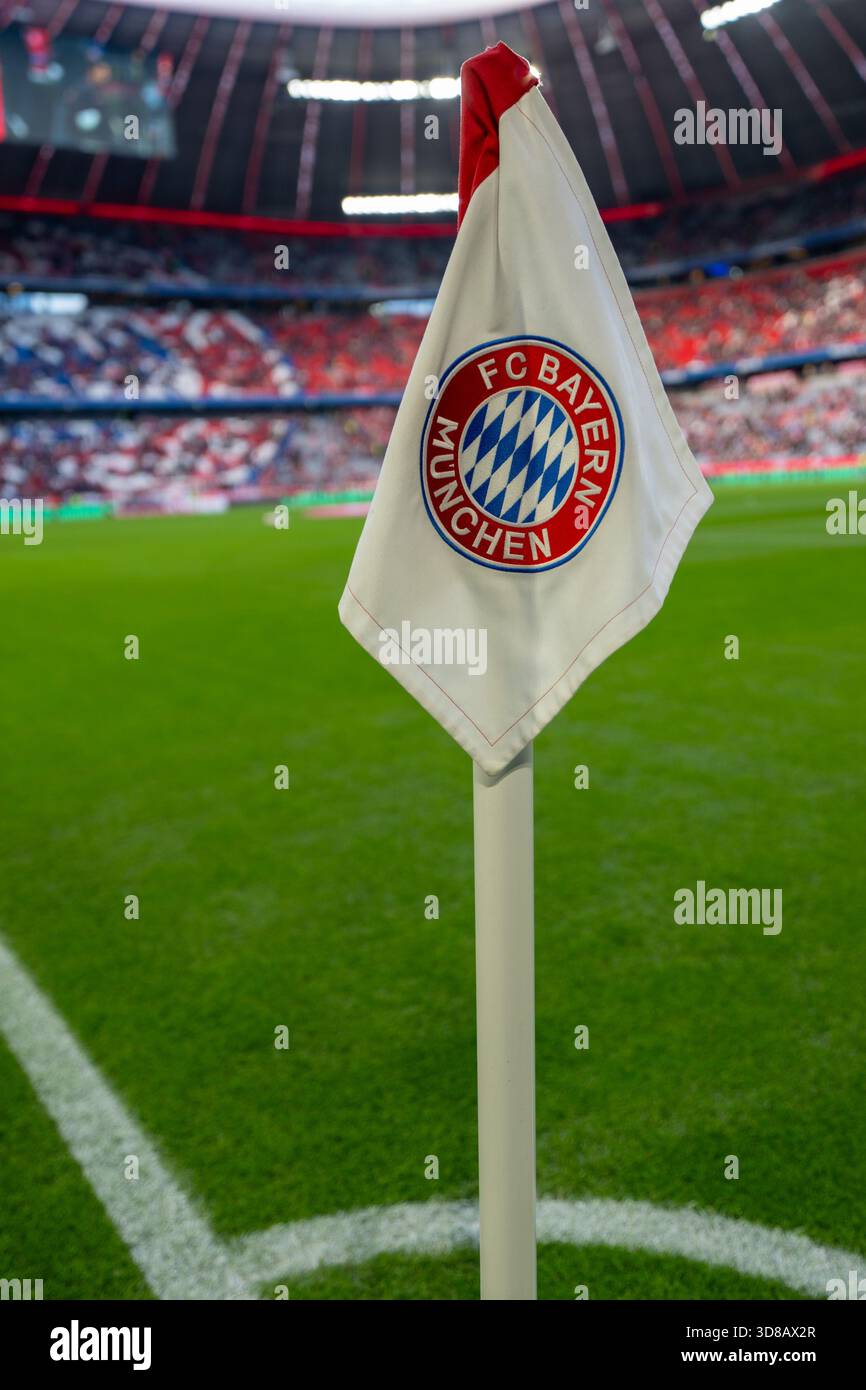 Eckfahne mit dem offiziellen Wappen des FC Bayern München auf dem Spielfeld der Allianz Arena während des Bundesliga-Spiels gegen den FC St. Pauli in Novembe Stockfoto