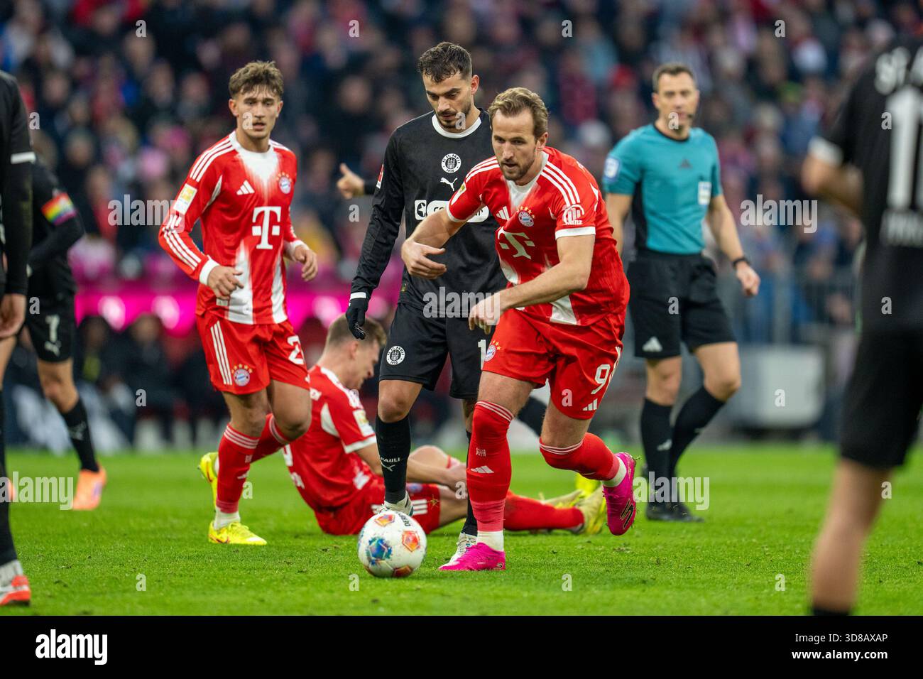 Bundesliga 12. Spieltag, FC Bayern München vs. ST. Pauli in der Allianz Arena München, Samstag 29.11.2025. Im Bild: Harry Kane (FC Bayern München) Stockfoto