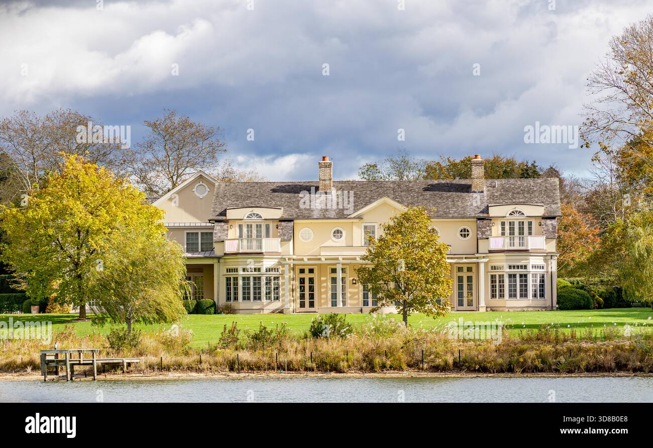 Großes, teures Haus am Lake Awam in southampton Stockfoto