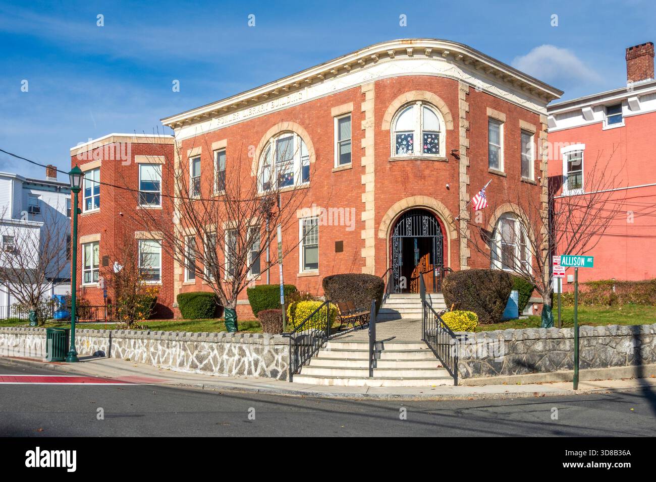 Haverstraw, NY - USA - 28. November 2025 das Fowler Building aus rotem Backstein, die Hauptfiliale der King's Daughters Public Library, wurde 1903 von William Park erbaut Stockfoto