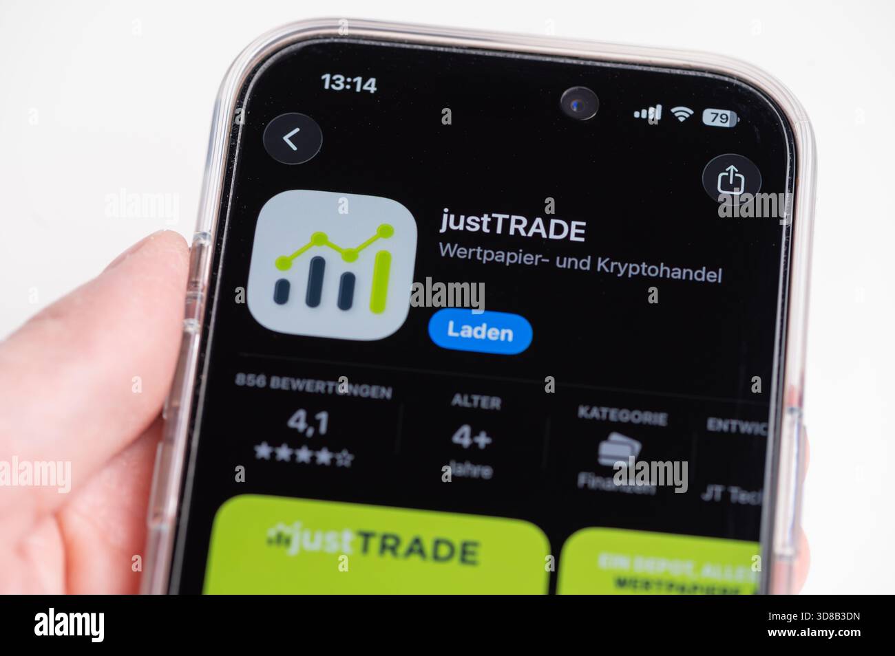Der Benutzer interagiert mit der JustTrade Trading App auf seinem Mobilgerät. Stockfoto