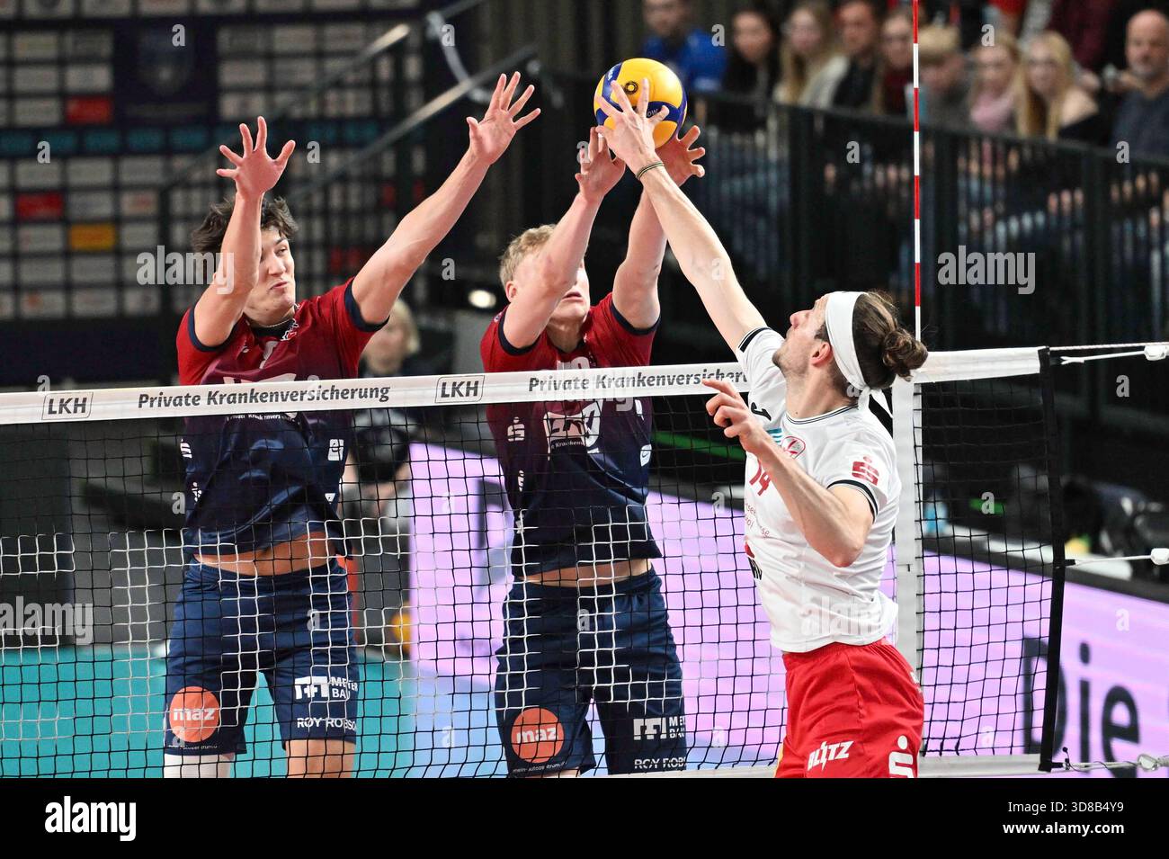 29. November 2025, LKH Arena, Lüneburg, GER; 1. VBL, SVG Lüneburg vs. SV Warnemünde im Bild Cole Matthew Young (Lüneburg #08) und Axel Juul Larsen (Lüneburg #18) versuchen Jan-Philipp Krabel (Warnemünde #14) zu überholen Foto ? Nordphoto GmbH/Wi Stockfoto