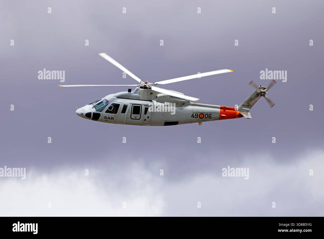 RAF Fairford, Gloucestershire, England, Vereinigtes Königreich - 21. Juli 2025: Spanish Air and Space Force Sikorsky S-76C Search and Rescue Helicopter, Ala 49, HD.24-06 Stockfoto