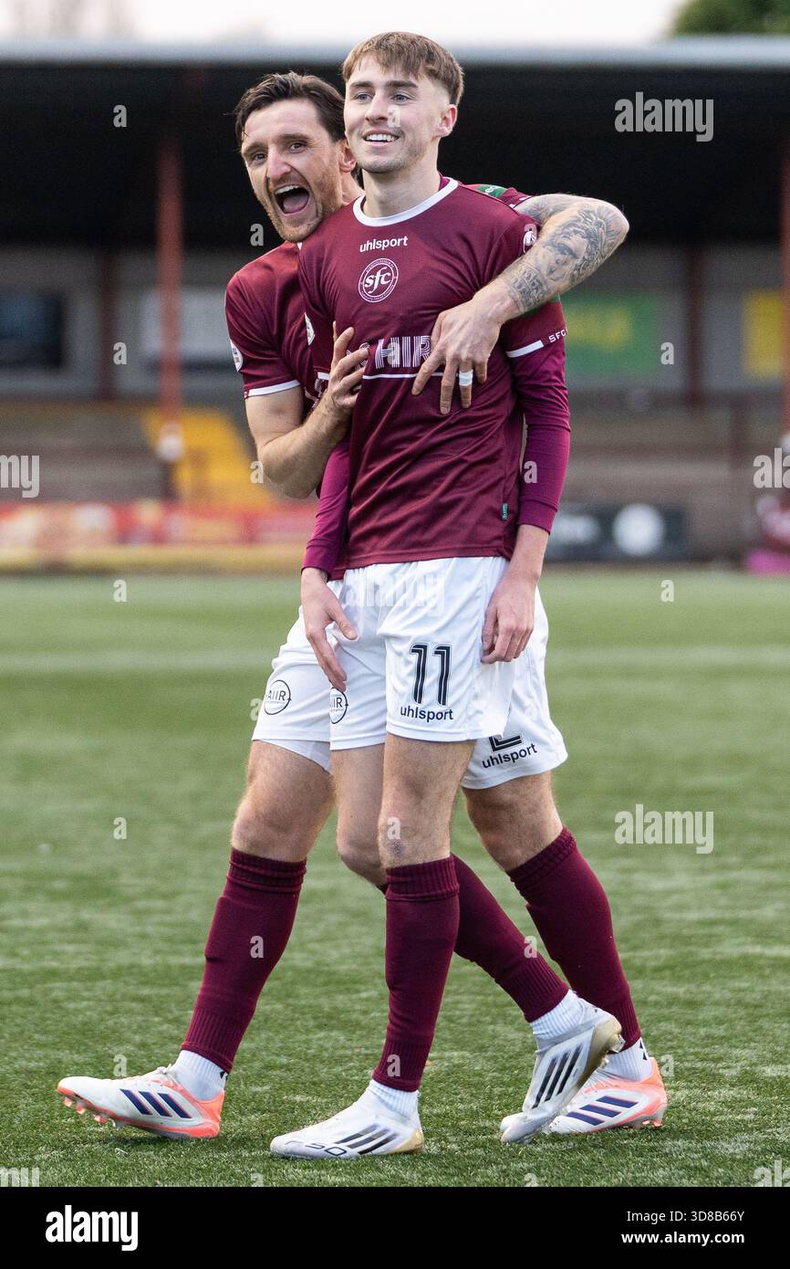 Ross Meechan (L) feiert mit Stenhousemuir Torschütze Ross Taylor (R) während eines Scottish Cup-Spiels gegen Clachnacuddin im Ochilview Park. Stockfoto