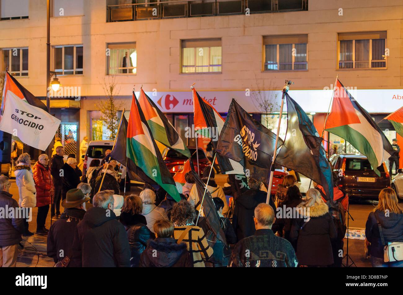 Logrono, La Rioja, SPANIEN. November 2025. Rund 100 von Solidaritätsgruppen organisierte Menschen blockieren die Straße vor dem Supermarkt Carrefour, die gegen israelische Angriffe protestieren und die Achtung des Waffenstillstands fordern. Die Demonstration richtet sich an französische Einzelhändler als Teil der Boykottbewegung, die Palästina unterstützt. Demonstranten besetzen die Straße vor dem Eingang des Ladens. (Foto von MARIO MARTIJA). Quelle: Mario Martija/Alamy Live News Stockfoto