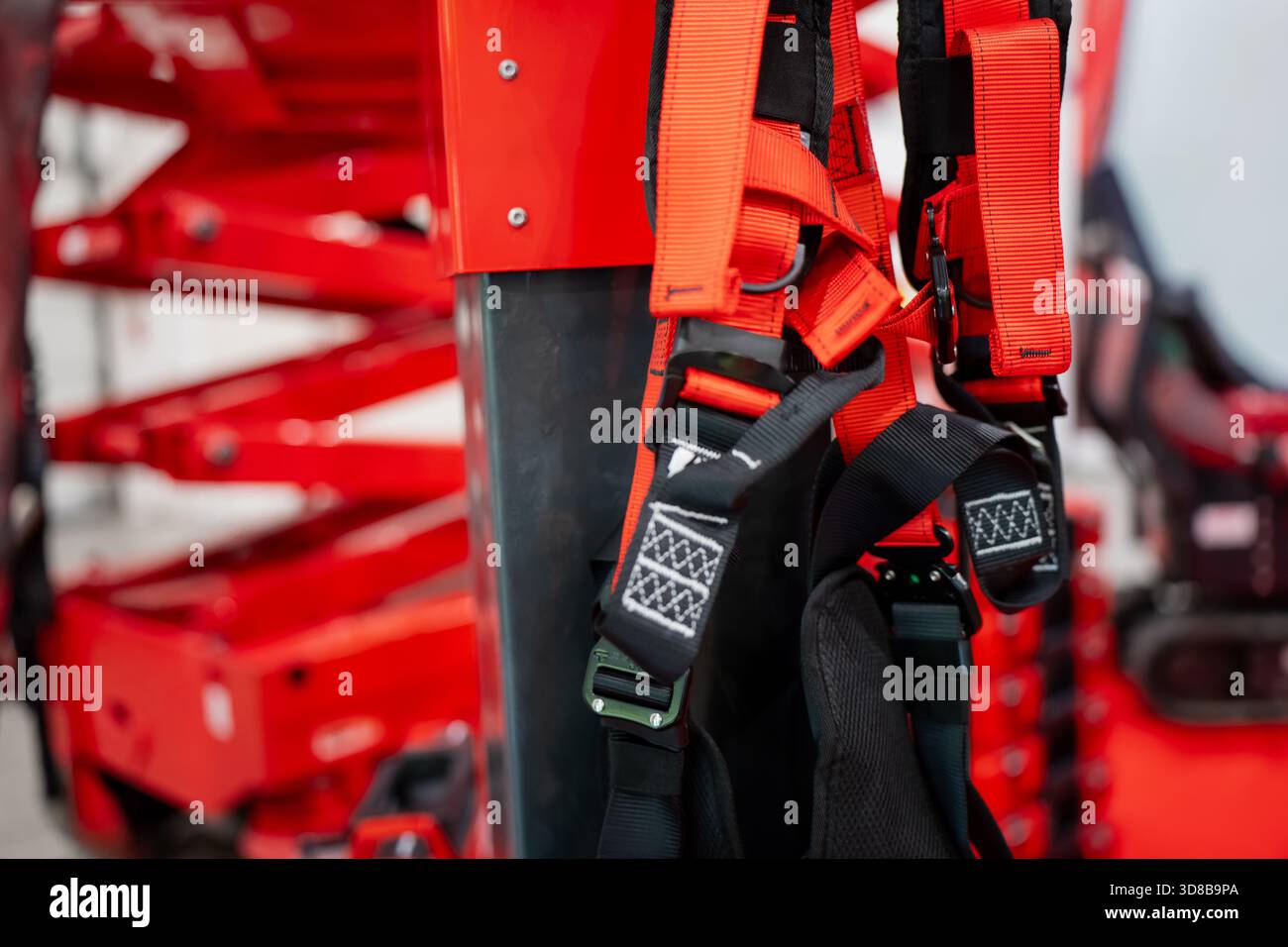 Schutzgurtsystem, montiert auf Schwerlast-Hebebühne auf der Fachmesse für Bautechnik im Innenbereich mit dem Schwerpunkt Höhensicherung Stockfoto