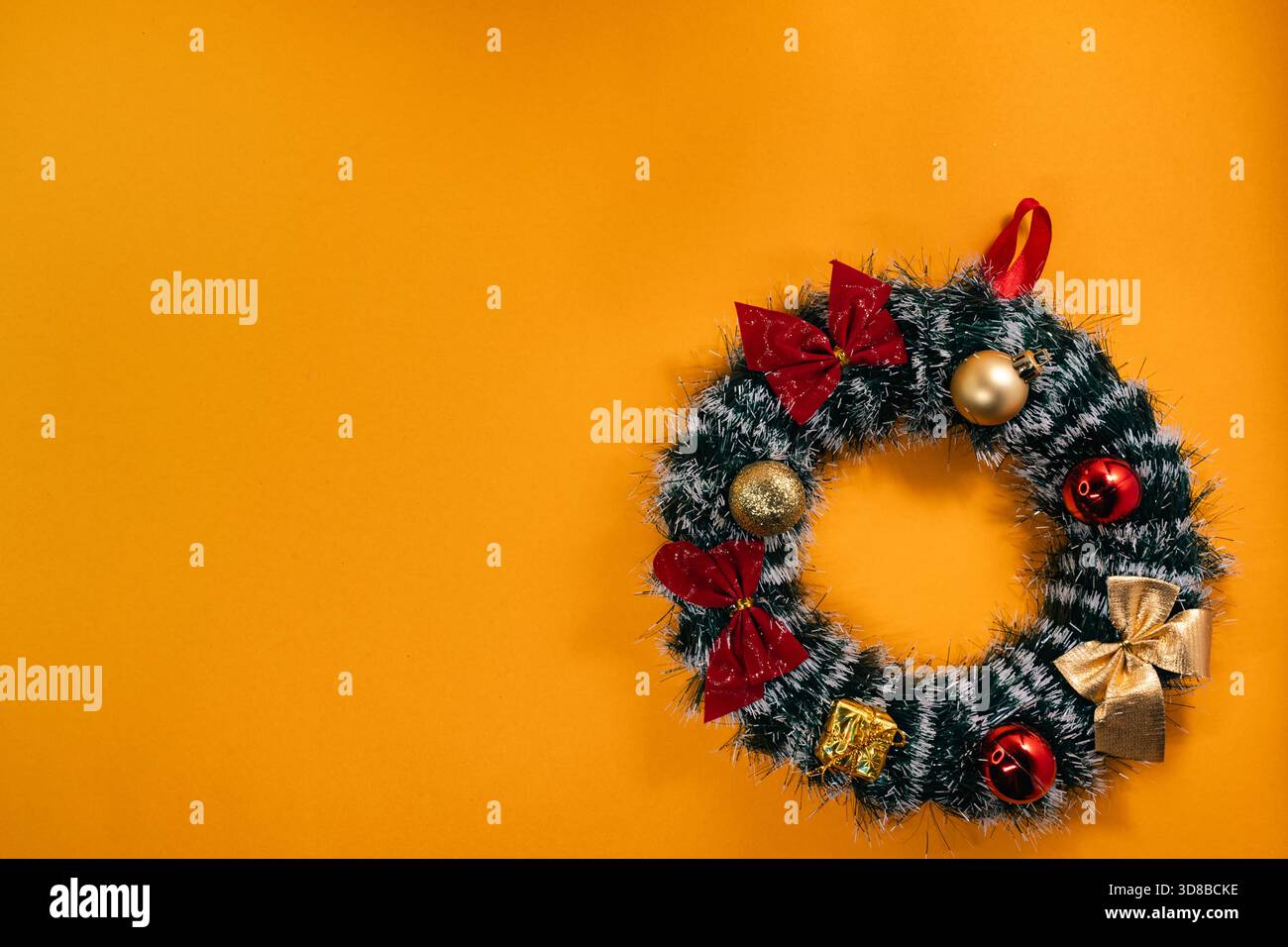 Minimalistischer orangefarbener Hintergrund mit leuchtender Farbe, ideal für saisonale oder Werbedesigns. Hochwertige Fotos Stockfoto