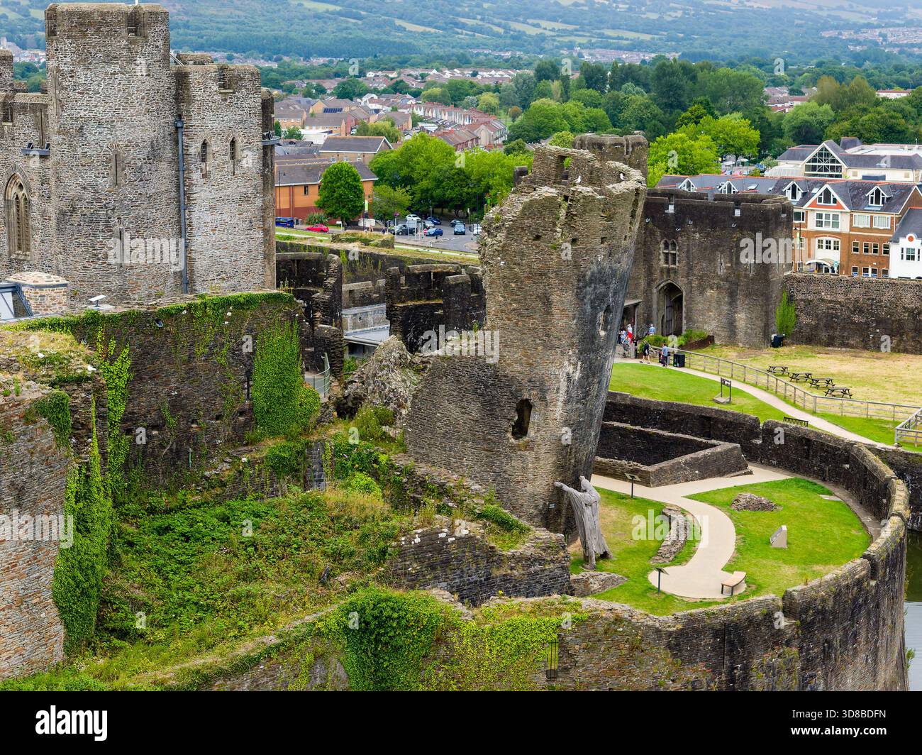 Schiefer Turm und alte Steinruinen von Caerphilly Castle, der größten in Wales Stockfoto