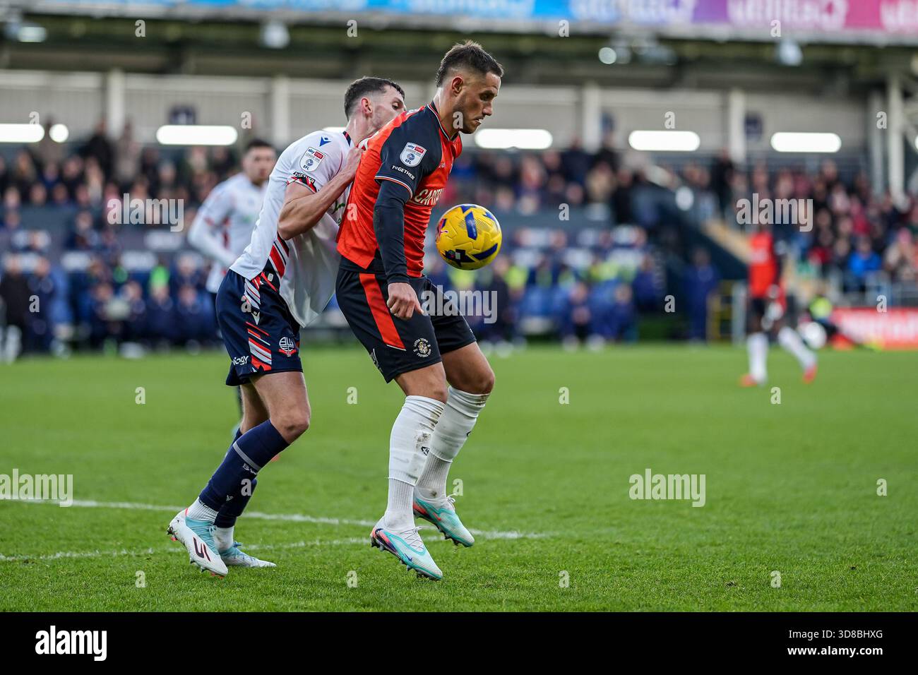 Luton, Großbritannien. November 2025. Jerry Yates (9) aus Luton Town (rechts) während des Spiels der Sky Bet League 1 zwischen Luton Town und Bolton Wanderers in der Kenilworth Road, Luton, England am 29. November 2025. Foto: David Horn. Quelle: Prime Media Images/Alamy Live News Stockfoto