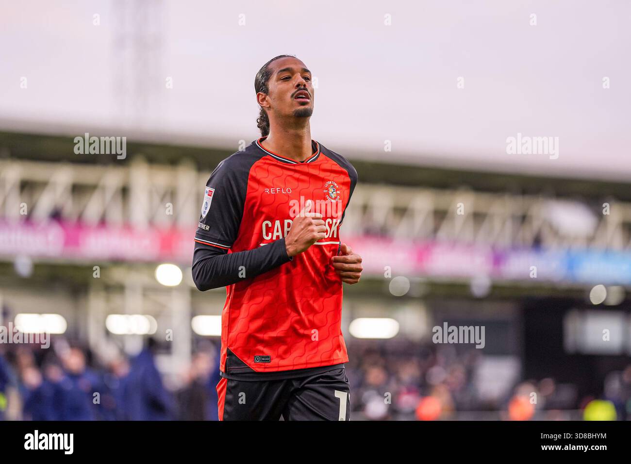 Luton, Großbritannien. November 2025. Nigel Lonwijk (17) aus Luton Town während des Spiels der Sky Bet League 1 zwischen Luton Town und Bolton Wanderers in der Kenilworth Road, Luton, England am 29. November 2025. Foto: David Horn. Quelle: Prime Media Images/Alamy Live News Stockfoto