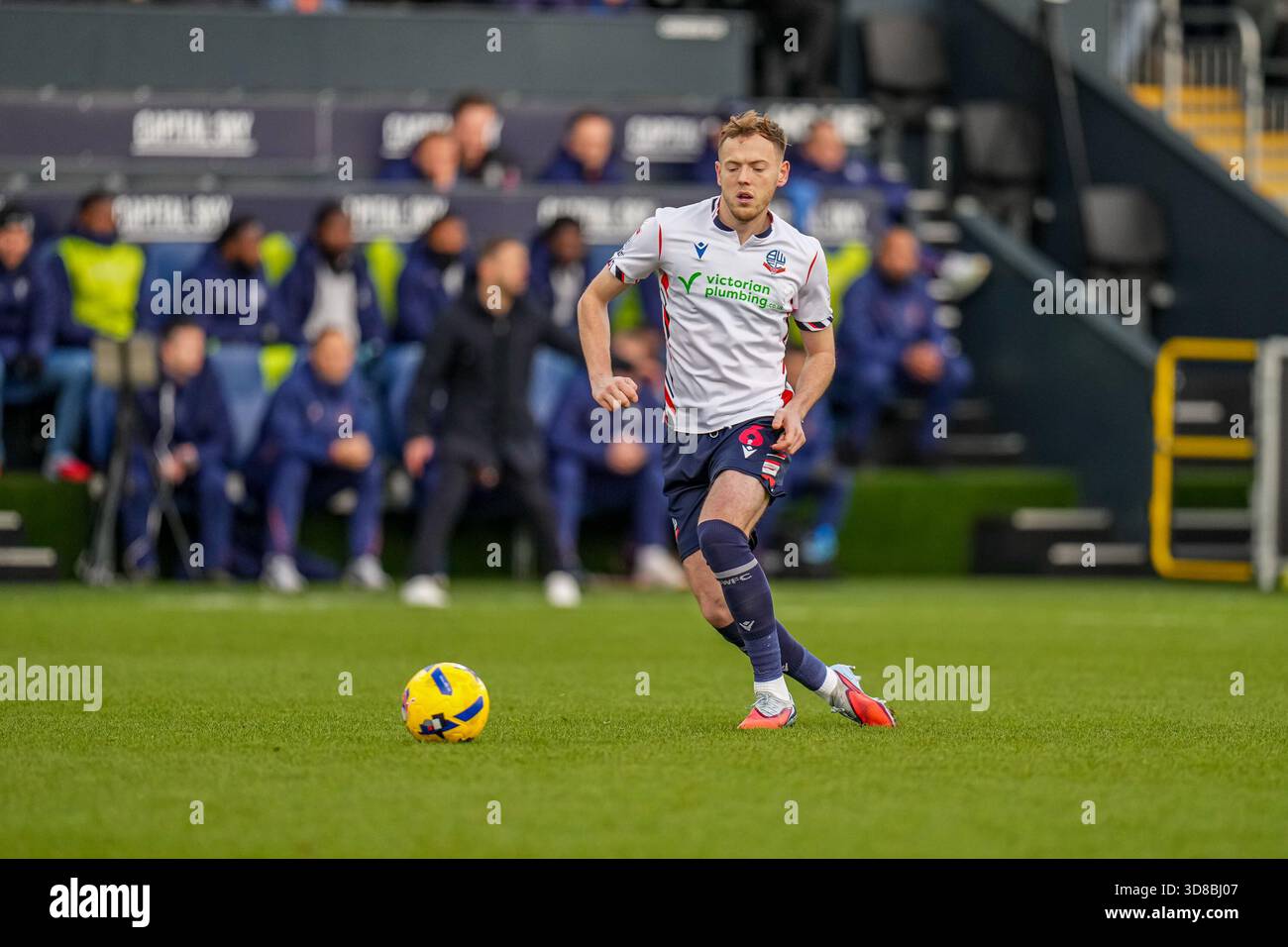 Luton, Großbritannien. November 2025. George Johnston (6) von Bolton Wanderers während des Spiels der Sky Bet League 1 zwischen Luton Town und Bolton Wanderers in der Kenilworth Road, Luton, England am 29. November 2025. Foto: David Horn. Quelle: Prime Media Images/Alamy Live News Stockfoto