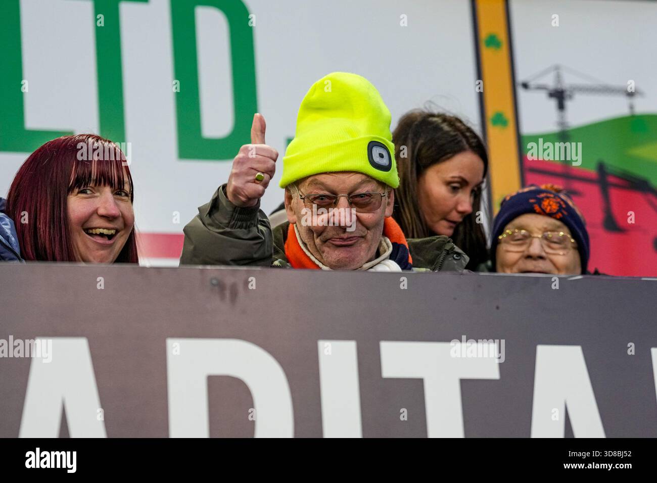 Luton, Großbritannien. November 2025. Luton Town Fans beim Spiel der Sky Bet League 1 zwischen Luton Town und Bolton Wanderers in der Kenilworth Road, Luton, England am 29. November 2025. Foto: David Horn. Quelle: Prime Media Images/Alamy Live News Stockfoto