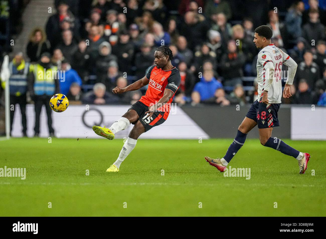 Luton, Großbritannien. November 2025. Teden Mengi (15) aus Luton Town während des Spiels der Sky Bet League 1 zwischen Luton Town und Bolton Wanderers in der Kenilworth Road, Luton, England am 29. November 2025. Foto: David Horn. Quelle: Prime Media Images/Alamy Live News Stockfoto