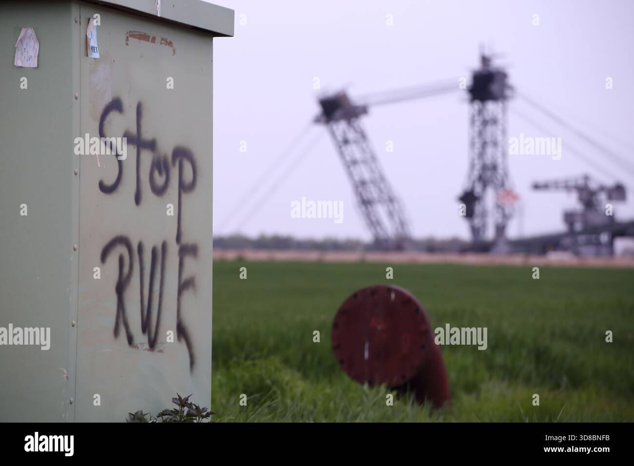 Protestzeichen wegen anhaltender und expandierender Braunkohlebergbauaktivitäten in Deutschland Stockfoto
