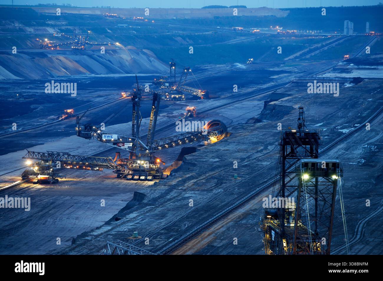 Ein großer Schaufelradbagger in einem Braunkohle-Braunkohle-Braunkohle-Bergwerk, Deutschland Stockfoto