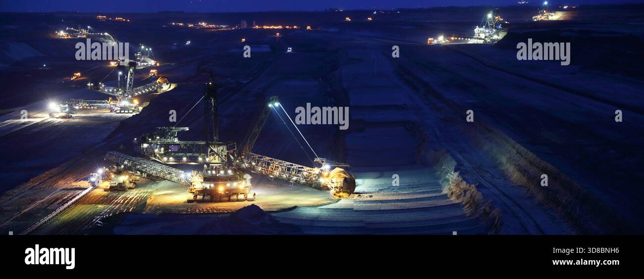 Ein großer Schaufelradbagger in einem Braunkohle-Braunkohle-Braunkohle-Bergwerk, Deutschland Stockfoto