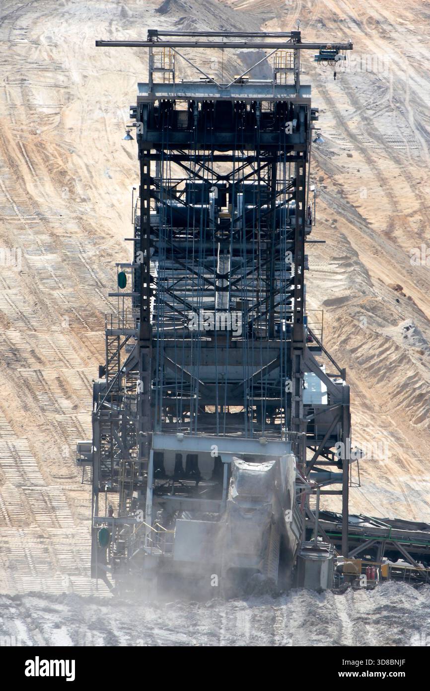 Ein großer Schaufelradbagger in einem Braunkohle-Braunkohle-Braunkohle-Bergwerk, Deutschland Stockfoto