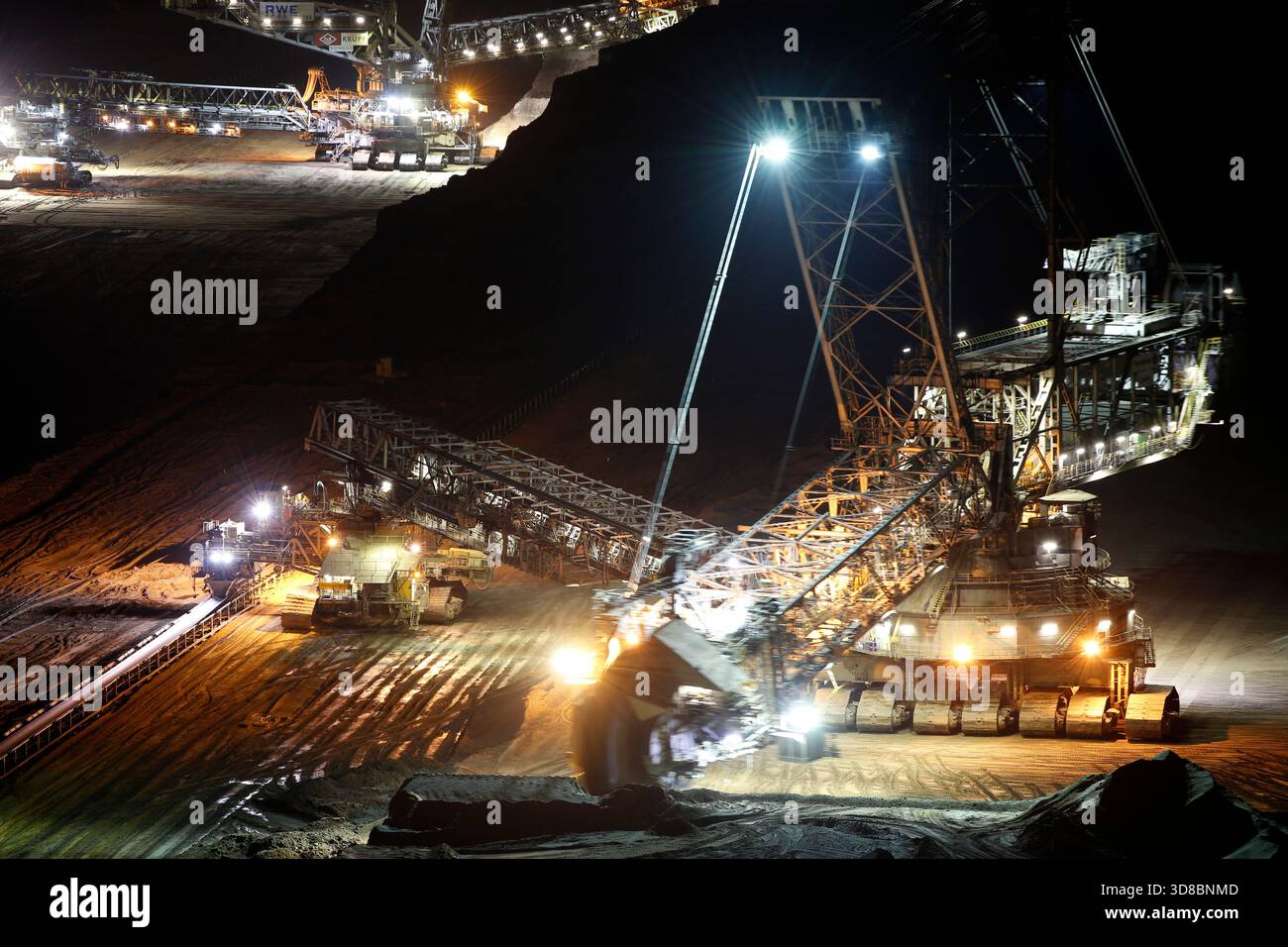 Ein großer Schaufelradbagger in einem Braunkohle-Braunkohle-Braunkohle-Bergwerk, Deutschland Stockfoto