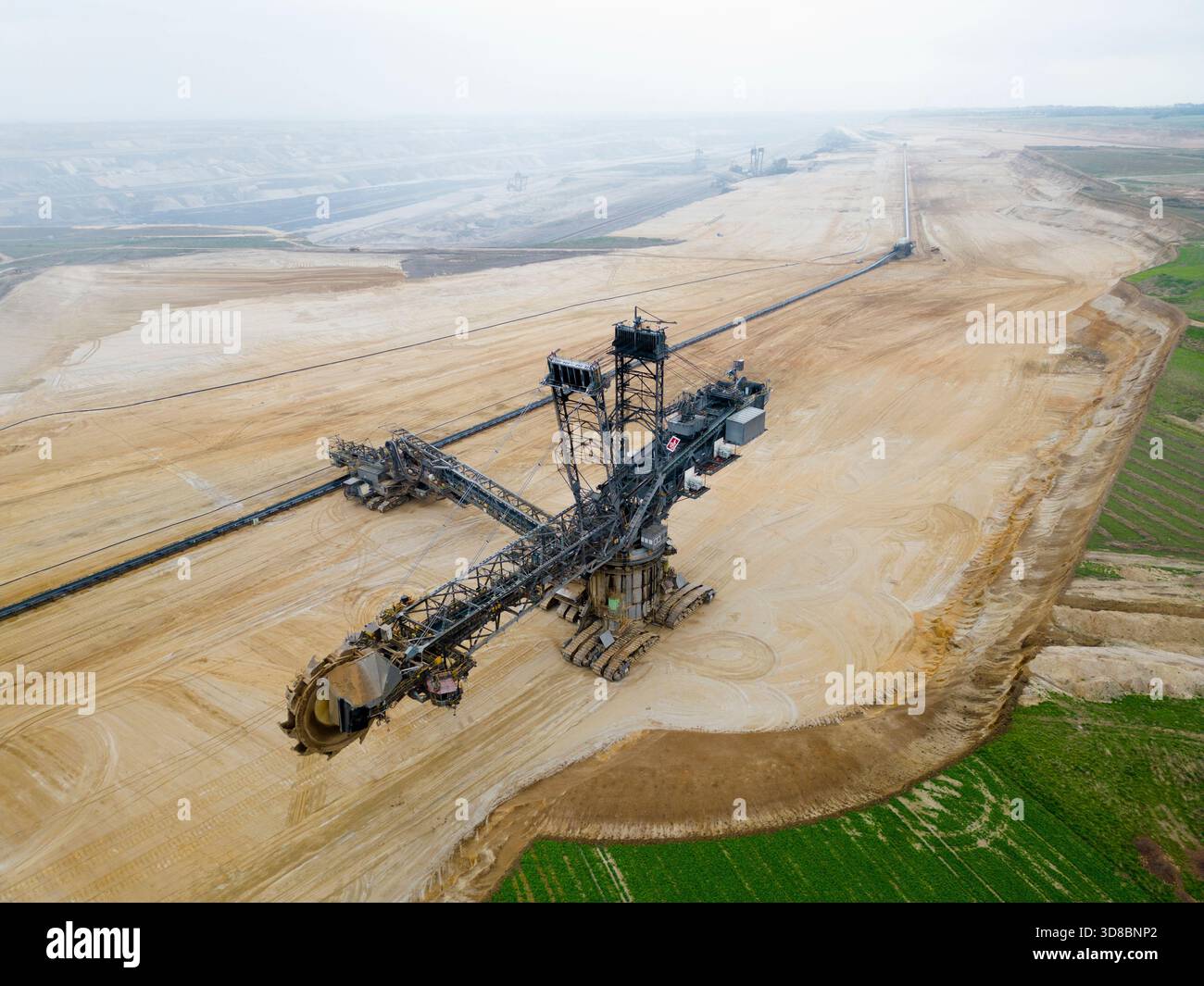 Ein großer Schaufelradbagger in einem Braunkohle-Braunkohle-Braunkohle-Bergwerk, Deutschland Stockfoto